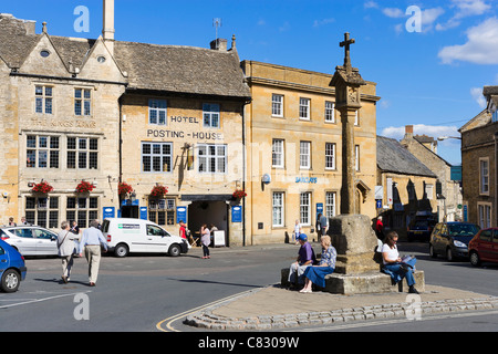 Marktplatz mit Blick auf das Hotel Buchung-Haus und das Kings Arms Pub, Stow-on-the-Wold, Gloucestershire, England, UK Stockfoto