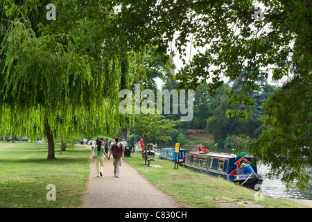 Paar hand in hand gehen, an den Ufern des Flusses Avon, Stratford Warwickshire, England, UK Stockfoto