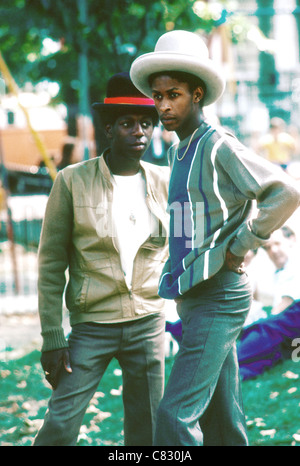 Zwei gut gekleidete junge Männer besuchen th jährlichen Notting Hill Carnival London England UK Stockfoto