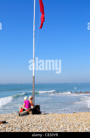 Paar erholsame auf West Wittering Strand am "heißesten Tag des Jahres" - überraschend auf Herbste 1. Oktober 2011 Stockfoto