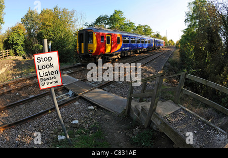 Stop, Look & hören Zug kommen. Stockfoto