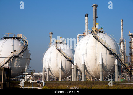 Runde Öl Silos in Rotterdam Europort Stockfoto