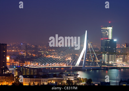 Abend-Blick auf die Erasmusbrücke in Rotterdam Stockfoto