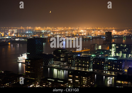 Hafen von Rotterdam in der Nacht. Stockfoto