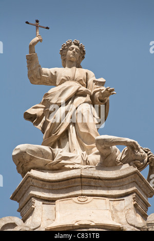 Statue der heiligen Rosalia außerhalb der Kathedrale von Palermo, Palermo, Sizilien, Italien Stockfoto