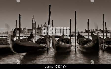 Gondeln gebunden im San Marco mit San Giorggio Maggiore in der Ferne, Venedig, Venetien, Italien Stockfoto