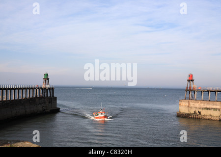 Angelboot/Fischerboot Whitby Hafen betreten. Stockfoto