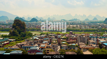 Guilin Stadt Aussicht vom Gipfel eines Berges Stockfoto