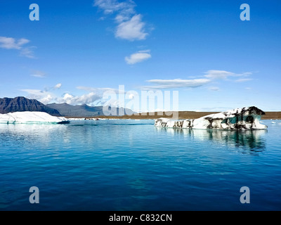 Tiefblaue Eismeer-Landschaft in Island Stockfoto