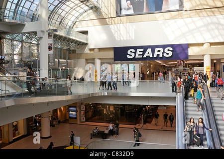 Menschen auf Rolltreppen im Einkaufszentrum und Sears Kaufhaus Eingang, Toronto Eaton Centre Stockfoto