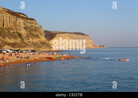 Leute, Sonnenbaden am Strand von Rock-a-Nore im Oktober Sonnenschein, Hastings, East Sussex, England, UK, GB Stockfoto