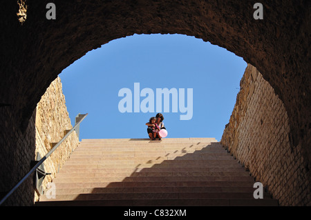 Frau und Kind auf Schritte zur Circ Roma, Old Town, Tarragona, Costa Daurada, Provinz Tarragona, Katalonien, Spanien Stockfoto