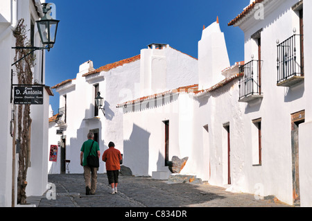 Portugal, Alentejo: Touristen zu Fuß in der Rua Direita im historischen Dorf Monsaraz Stockfoto