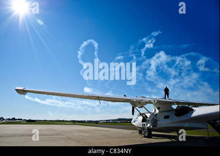 20.08.2010. Shoreham, Uk. Silhouette des Piloten gegen eine helle Sonne als er geht entlang der Flügel ein Catalina-Flugboot. Stockfoto