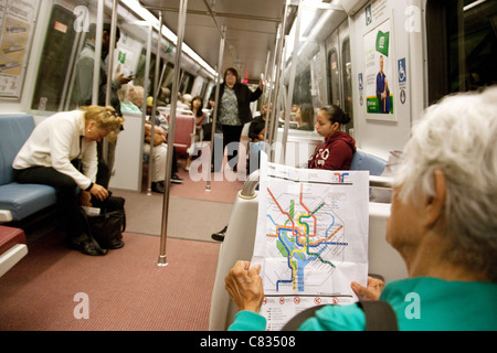 Eine ältere Dame Lesen einer Karte des u-Bahn-Rail-Systems, Washington DC USA Stockfoto