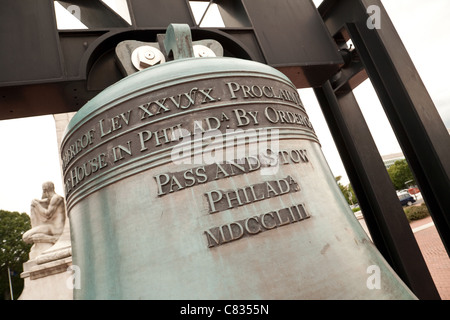 Replik der Freiheitsglocke am Union Station, Washington DC USA Stockfoto