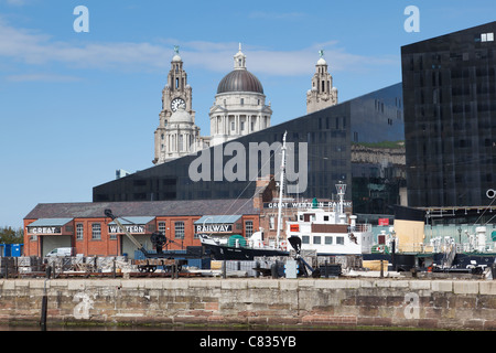 Liverpools historische Hafenviertel mit Royal Liver Building im Hintergrund Stockfoto