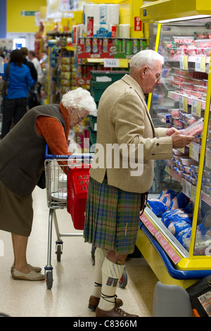 alten ältere Schotten schottischen Mann Kilt shopping Shop tragen tragen Trachten Supermarkt Schottland Lebensmittel senior im Alter von Stockfoto