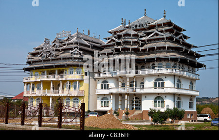Moderne Zigeuner-Häuser in der Nähe von Sibiu, Rumänien Stockfoto