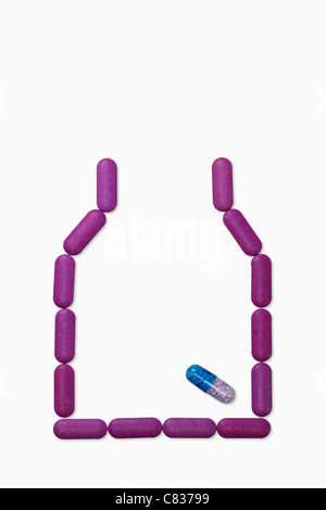 Pillen in Flaschenform mit Balkendiagramm angeordnet Stockfoto