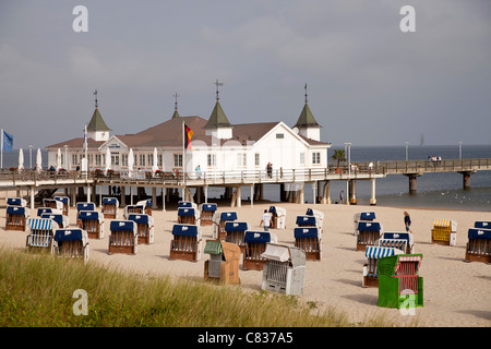 Strandkörbe "Strandkorb" und Seebruecke oder Pier am Ostseestrand des Seebades Ahlbeck, Insel Usedom, Deutschland Stockfoto