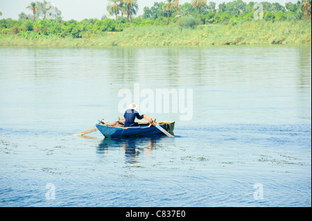 Ägyptische Fischer in einem Ruderboot auf dem Nil Stockfoto