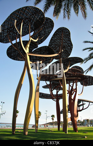 Kiefer-Skulpturen von Sergi Aguilar an Uferpromenade, La Pineda Platja, Costa Daurada, Provinz Tarragona, Katalonien, Spanien Stockfoto