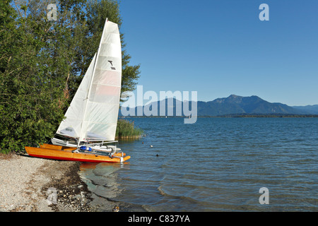 Gestrandet, Katamaran, Fraueninsel, Chiemsee, Chiemgau, Oberbayern, Deutschland, Europa. Stockfoto