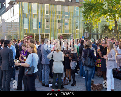 Freitag Nachmittag Getränke an Dickys auf der Zuidas im Bankenviertel von Amsterdam, Niederlande Stockfoto