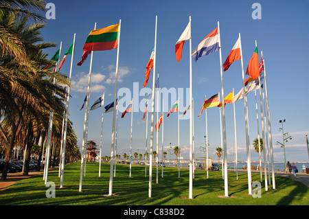 Internationalen Flaggen am Strand, La Pineda Platja, Costa Daurada, Provinz Tarragona, Katalonien, Spanien Stockfoto