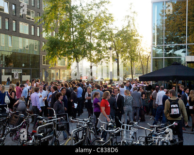 Freitag Nachmittag Getränke an Dickys auf der Zuidas im Bankenviertel von Amsterdam, Niederlande Stockfoto