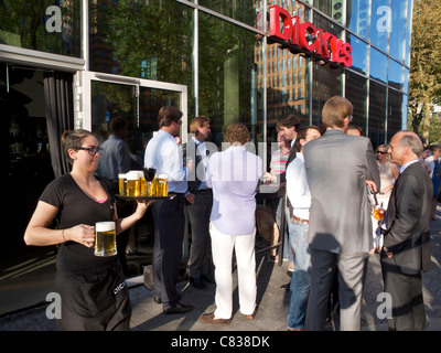 Freitag Nachmittag Getränke an Dickys auf der Zuidas im Bankenviertel von Amsterdam, Niederlande Stockfoto