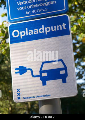 Niederländische Schild an der Ladestation für Elektroautos in Amsterdam, Niederlande Stockfoto