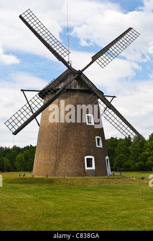 Große Windmühle auf den Ebenen von Opusztaszer in Ungarn Stockfoto