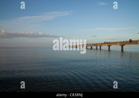 der Seebruecke oder Pier am Ostseestrand des Seebades Ahlbeck, Insel Usedom, Mecklenburg-Vorpommern, Deutschland Stockfoto