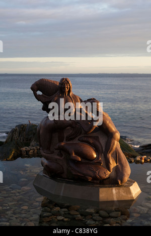 Eine Statue am alten Hafen in Nuuk, Grönland von Arnakuagsak oder Sassuma Arnaa, auch bekannt als Sedna, die Göttin des Meeres. Stockfoto