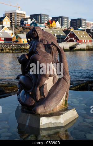 Eine Statue am alten Hafen in Nuuk, Grönland von Arnakuagsak oder Sassuma Arnaa, auch bekannt als Sedna, die Göttin des Meeres. Stockfoto