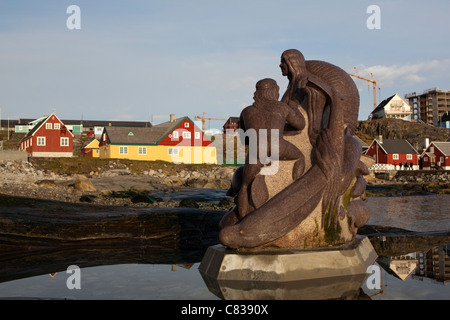 Eine Statue am alten Hafen in Nuuk, Grönland von Arnakuagsak oder Sassuma Arnaa, auch bekannt als Sedna, die Göttin des Meeres. Stockfoto