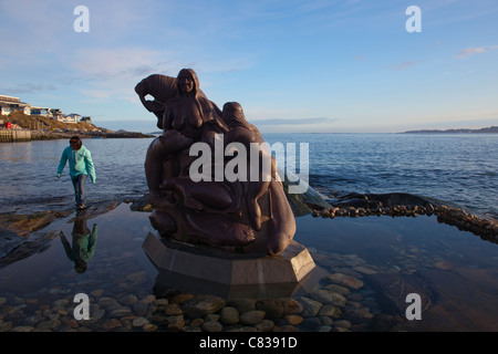 Eine Statue am alten Hafen in Nuuk, Grönland von Arnakuagsak oder Sassuma Arnaa, auch bekannt als Sedna, die Göttin des Meeres. Stockfoto