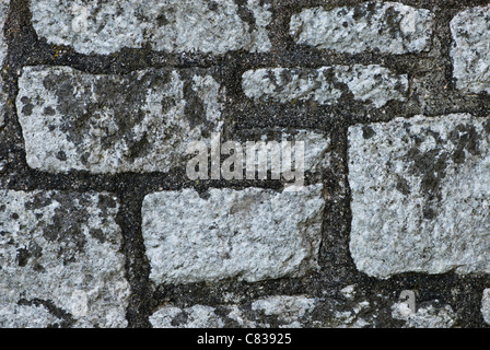 Nahaufnahme der Steinmauer mit hellen farbigen Steinen. Stockfoto