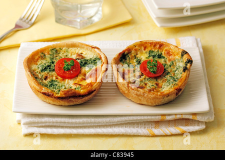 Mini-Quiches mit Käse und Spinat. Rezept zur Verfügung. Stockfoto