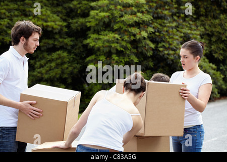 Menschen, die Kartons stapeln Stockfoto