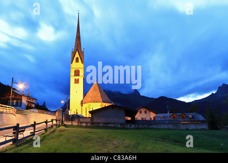 Nachtaufnahme mit kleinen Kirche im Fassatal, Trentino, Italien Stockfoto