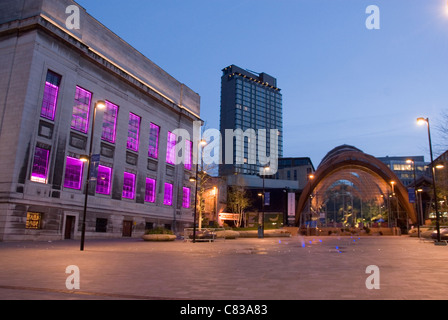 Sheffield City Library und Gräber Kunst Galerie & Eingang zu Wintergärten bei Nacht, Tudor Platz Sheffield City Centre, Großbritannien Stockfoto