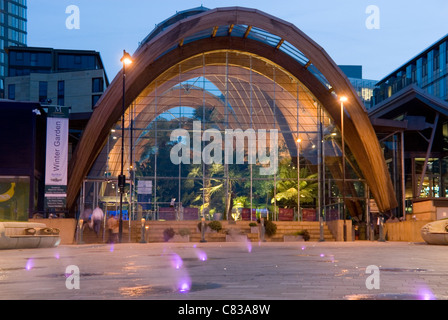 Eingang zum Wintergärten in der Nacht mit bunten Dampfstrahler Tudor Square, Sheffield City Centre, Großbritannien Stockfoto