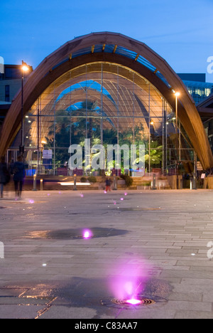 Eingang zum Wintergärten in der Nacht mit bunten Dampfstrahler Tudor Square, Sheffield City Centre, Großbritannien Stockfoto