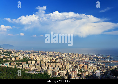 Luftaufnahme von Genua, mit leuchtend weißen Wolken über blauen Himmel Stockfoto