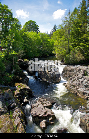 Betws-y-Coed - der Fluss Llugwy fließt über die Pont-y-paar Wasserfälle in der Nähe der Brücke mit dem gleichen Namen Stockfoto