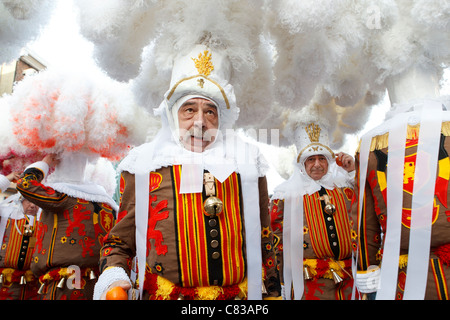 Festival Teilnehmer Binche Belgien Kopf-Kleid Tracht Karnevalskostüme Menschen Tanz Display Farbe Farbe bunt Stockfoto