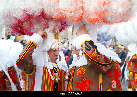 Festival Teilnehmer Binche Belgien Kopf-Kleid Tracht Karnevalskostüme Menschen Tanz Display Farbe Farbe bunt Stockfoto